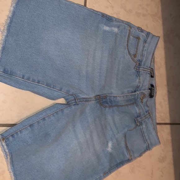 Size 8 unisex boyfriend shorts price 11$ original price is 14$ - Picture 1 of 3